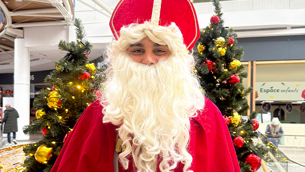 Retoruvez St-Nicolas chaque jour sur son trône pour une séance photo.